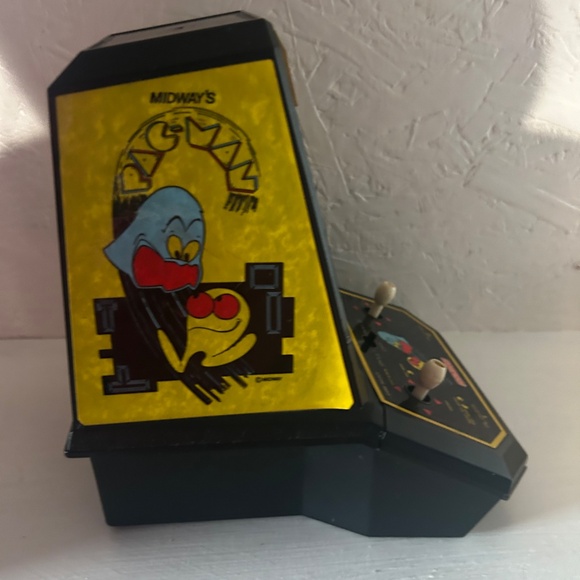 Relive the Arcade Glory Days: Own the Vintage 1981 Pac-Man MiniArcade & Tomytron - Picture 4 of 9